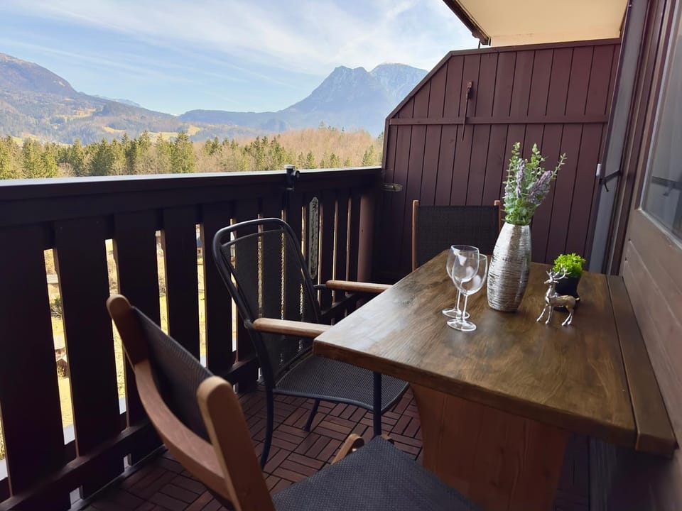 Natural landscape, View (from property/room), Balcony/Terrace, Dining area, Mountain view