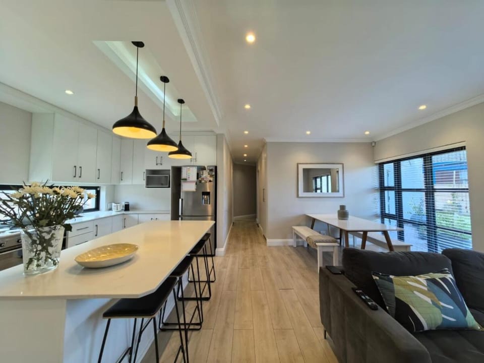 Kitchen or kitchenette, Seating area
