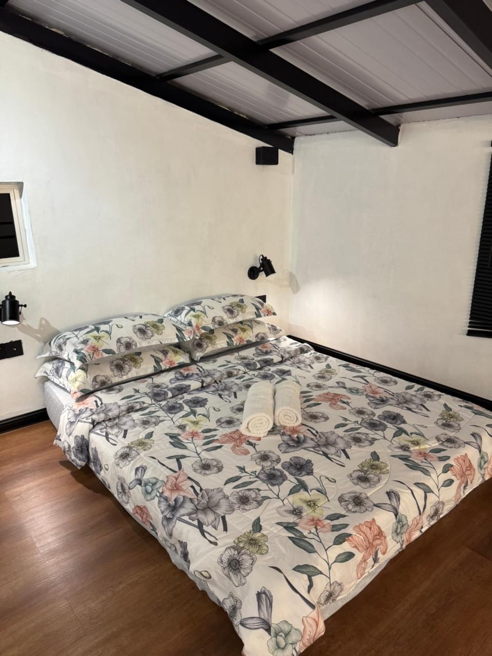 Industrial Loft Tinyhouse Homestay - 2 Queen Bed, Free Netflix, Prime & Wi-Fi Near Bukit Mertajam House in Penang