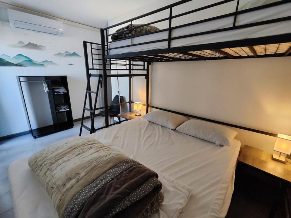 Apt 9 personnes garage, Wi-Fi, tram, parking, climatisation, jeux Apartment in Avignon