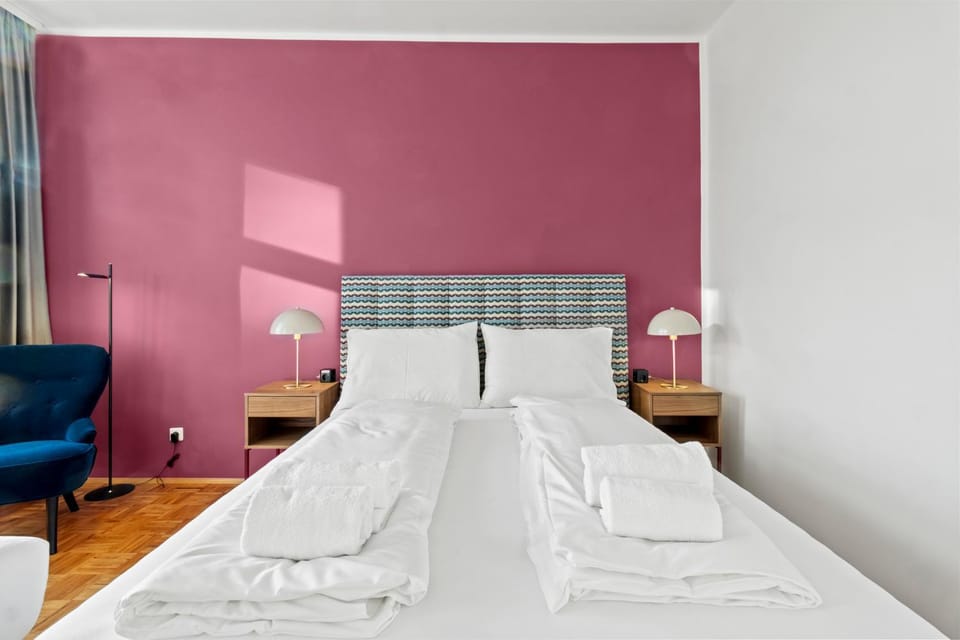Bed, Photo of the whole room, Bedroom, towels