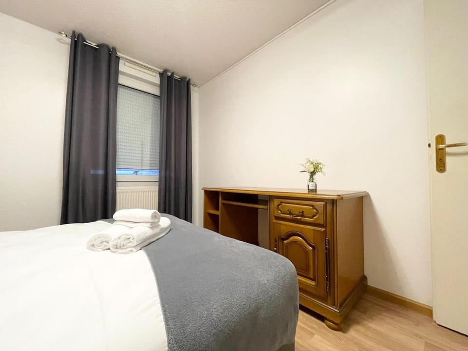 Bed, Bedroom, towels