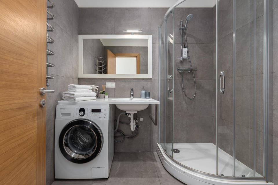 Shower, Bathroom, towels, washing machine
