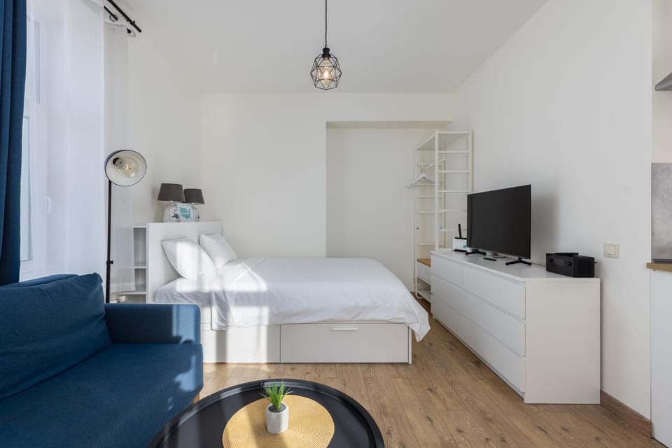 Bed, TV and multimedia, Photo of the whole room, Bedroom