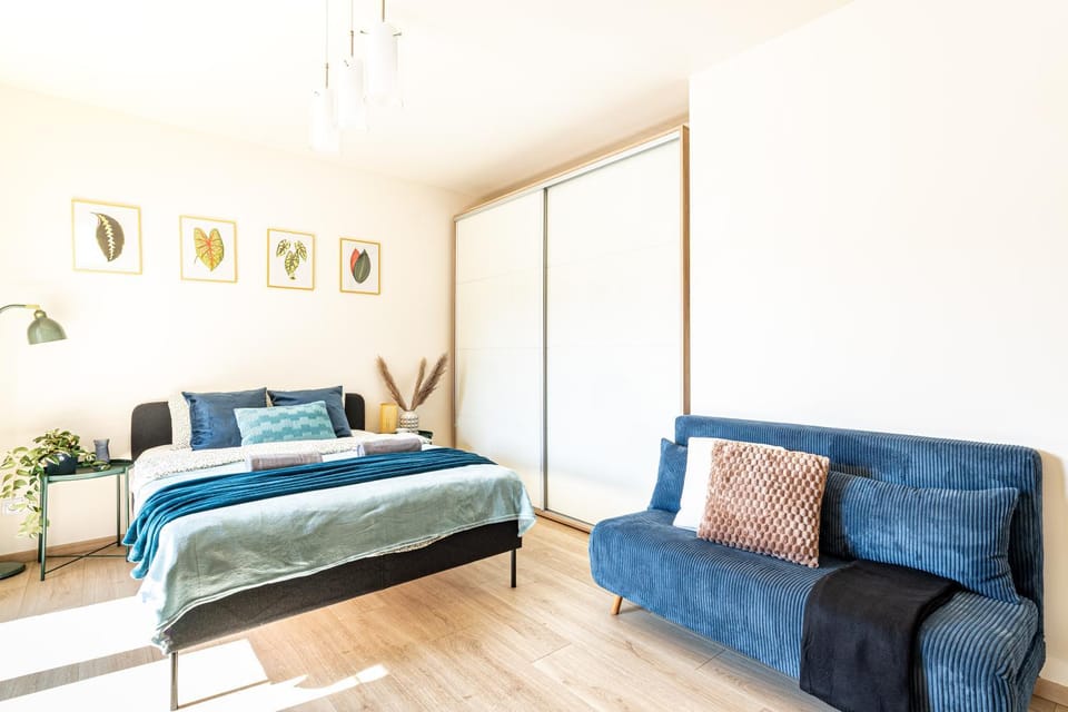 Bed, Living room, Photo of the whole room, Seating area
