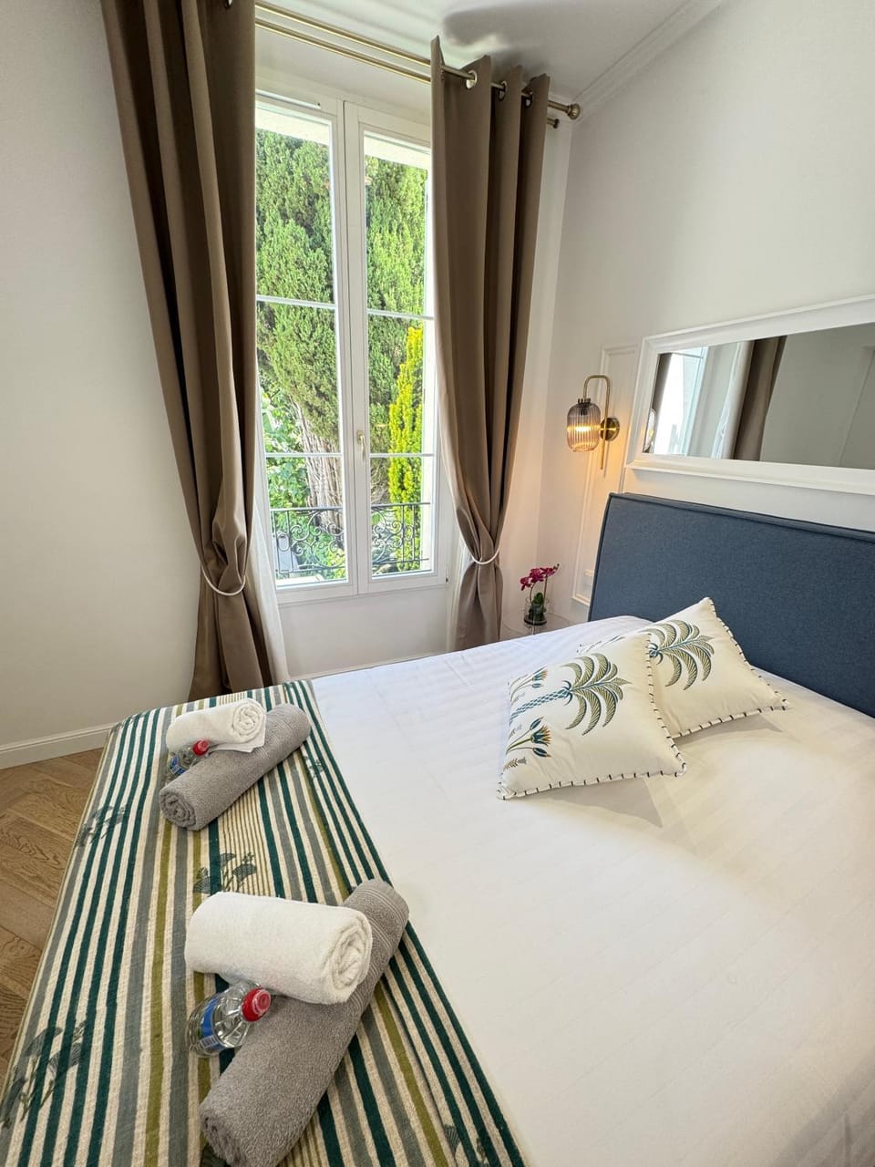 Bed, Bedroom, Garden view