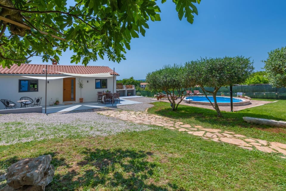 Property building, Day, Garden, Garden view, Pool view, Swimming pool, sunbed