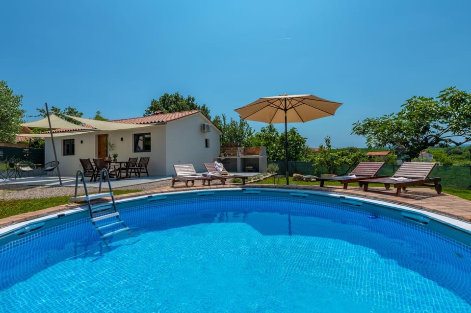 Property building, Patio, Day, Garden, Garden view, Pool view, Swimming pool, sunbed
