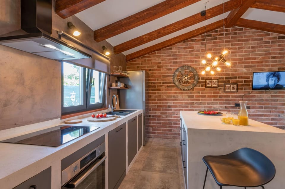 TV and multimedia, Kitchen or kitchenette, oven, stove