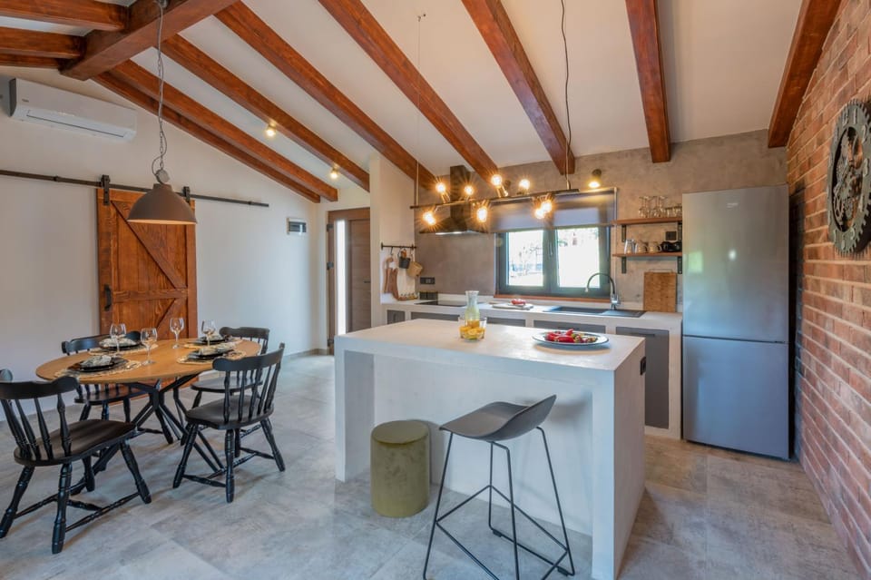 Kitchen or kitchenette, Seating area, Dining area, oven, stove