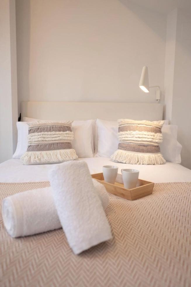 Bed, Photo of the whole room, Bedroom, towels