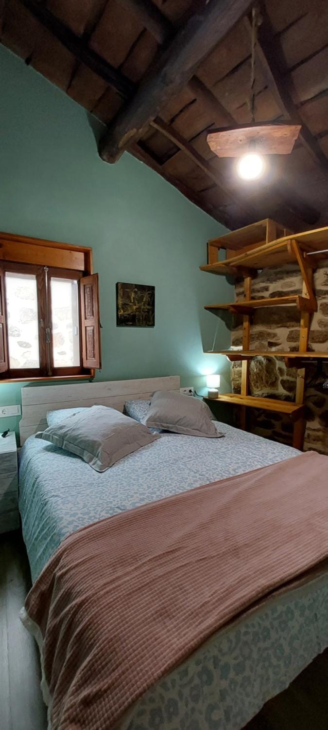 Photo of the whole room, Bedroom