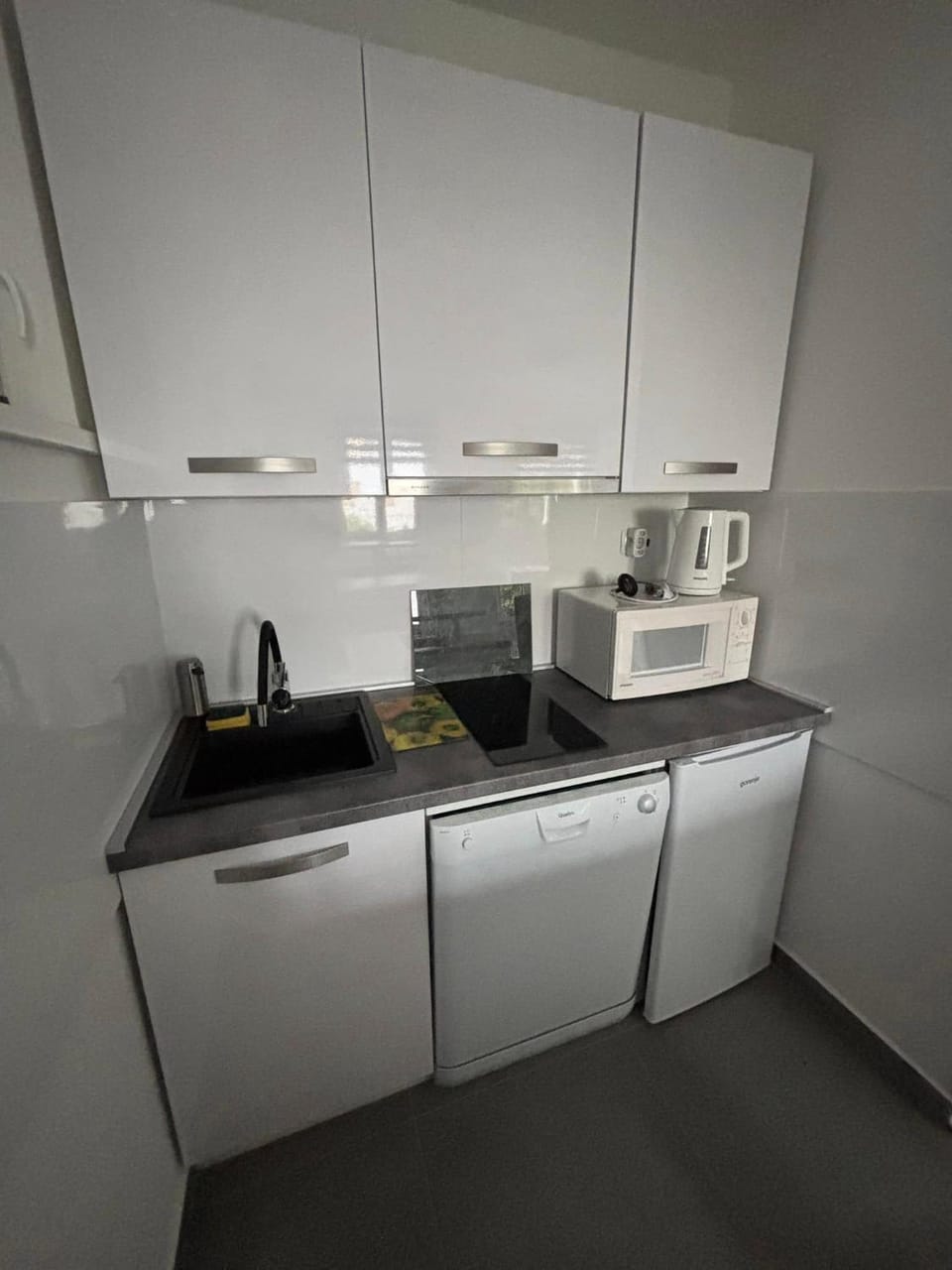 Coffee/tea facilities, dishwasher, oven, stove