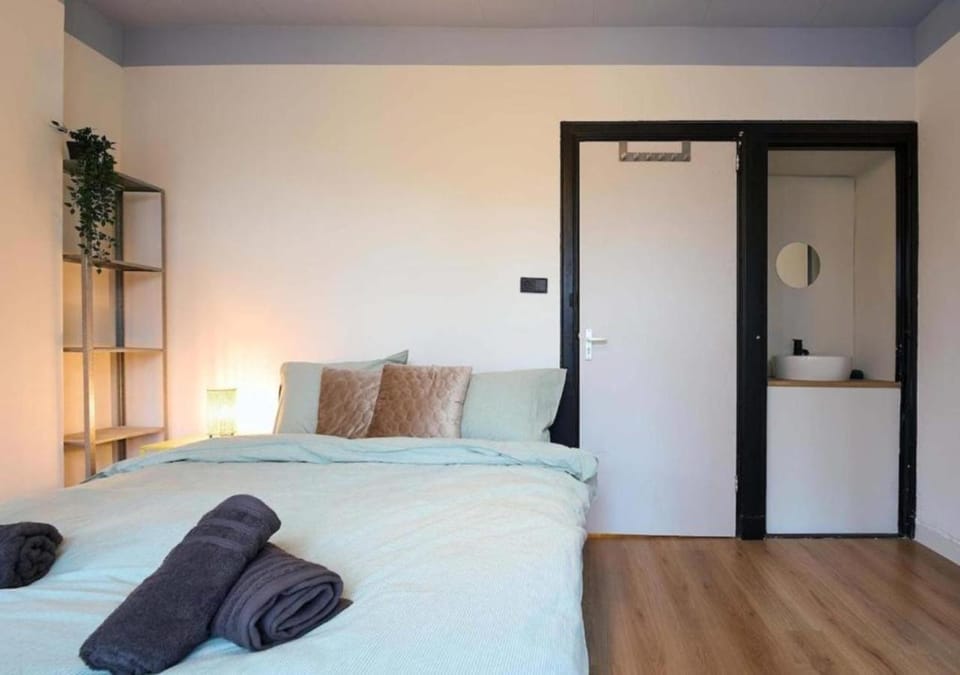 Bed, Photo of the whole room, Bedroom, towels