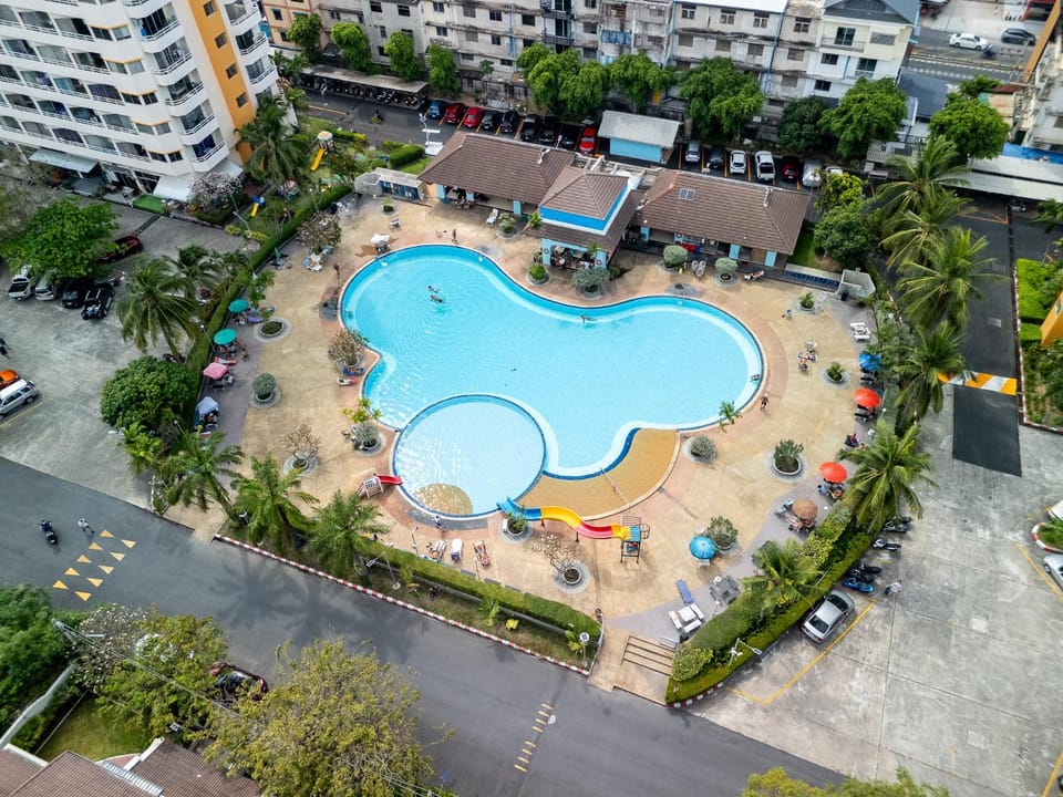 Bird's eye view, Pool view, Swimming pool, Swimming pool, Parking