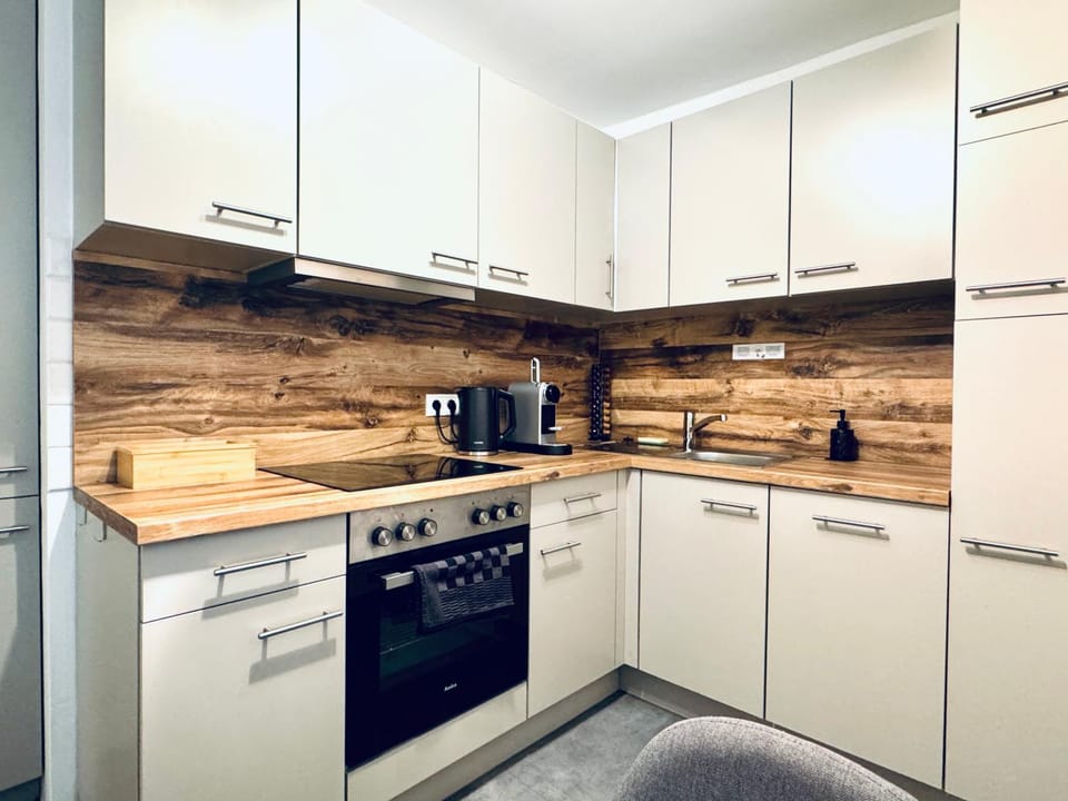 Coffee/tea facilities, Kitchen or kitchenette, dishwasher, oven, stove, toaster