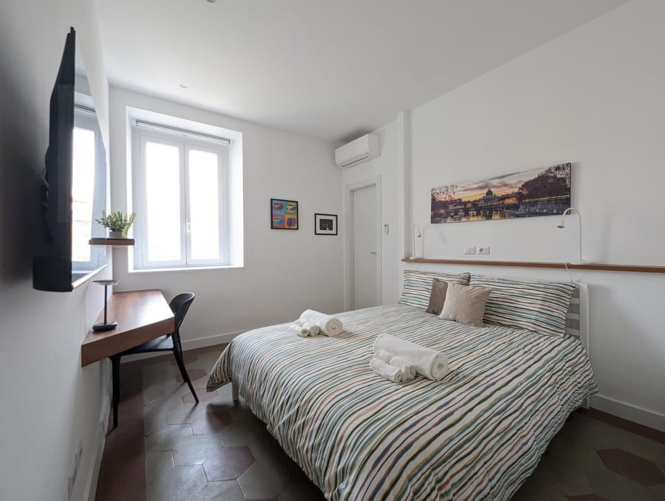 Bed, TV and multimedia, Photo of the whole room, Bedroom, towels, air conditioner