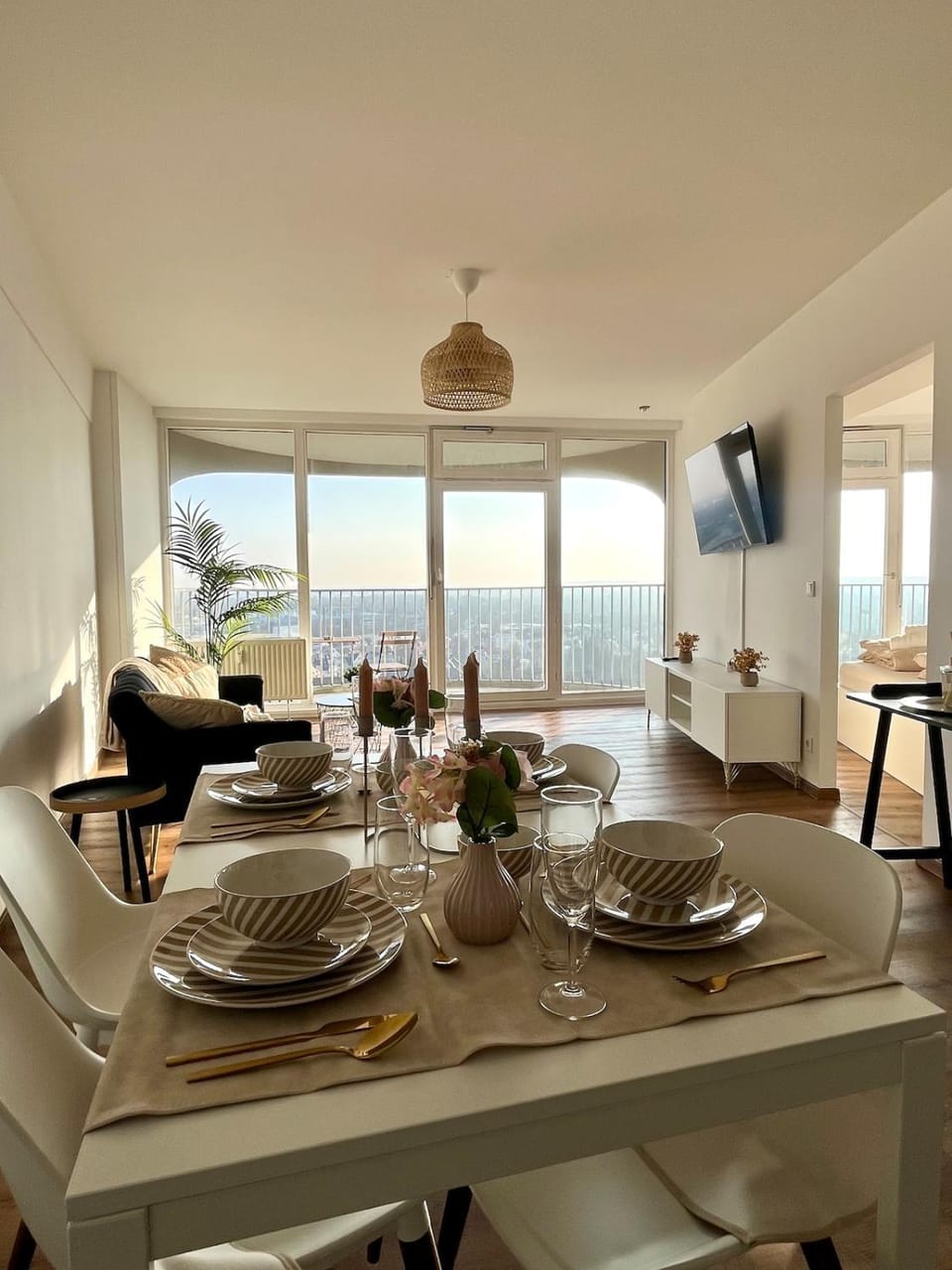 TV and multimedia, Living room, Seating area, Dining area