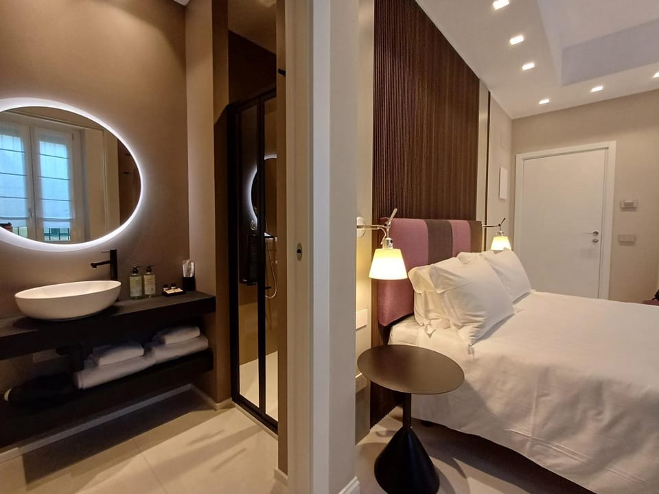 Toilet, Bed, Bathroom, Photo of the whole room, Bedroom, towels