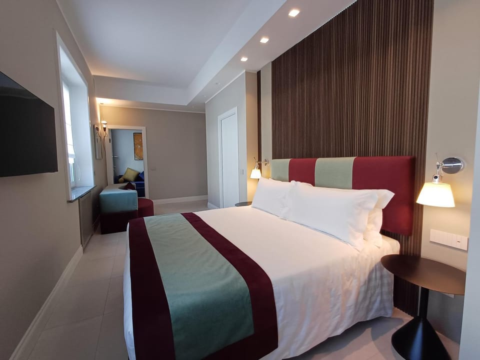 Bed, TV and multimedia, Photo of the whole room, Bedroom