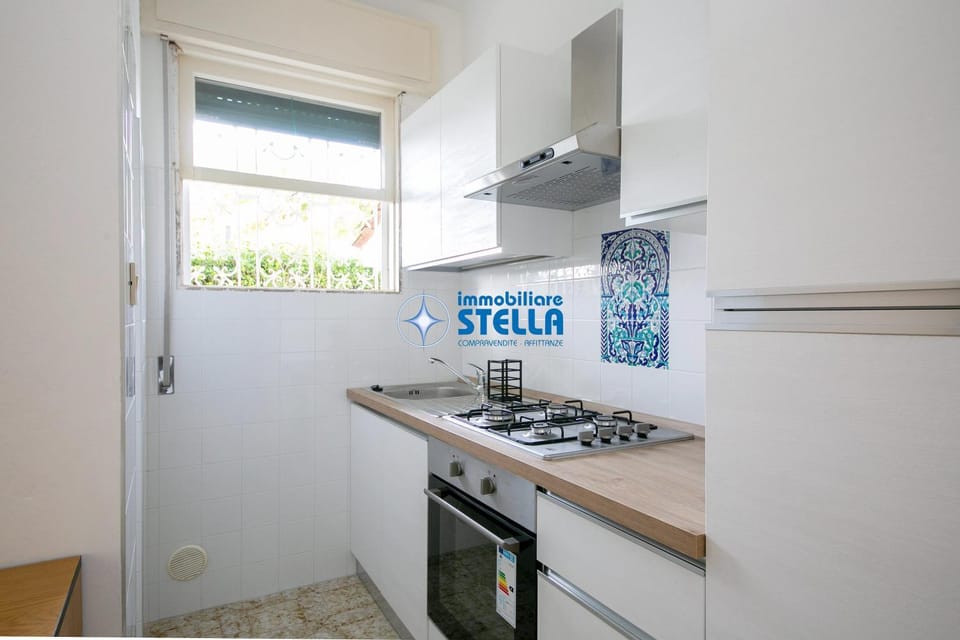Kitchen or kitchenette, oven, stove