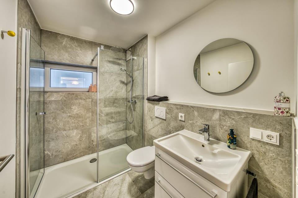 Shower, Toilet, Bathroom, towels