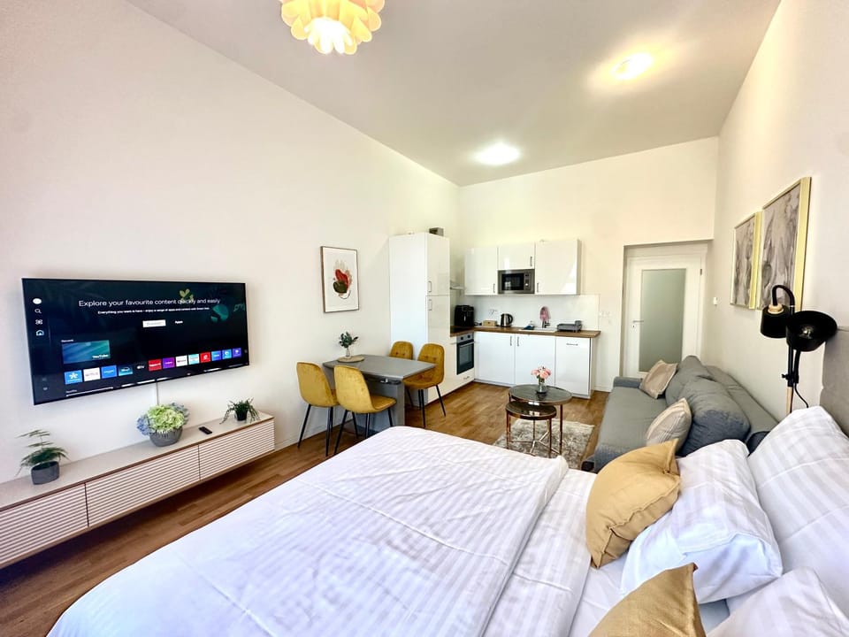 Communal lounge/ TV room, Bed, TV and multimedia, Kitchen or kitchenette, Living room, Photo of the whole room, Seating area, Dining area, Evening entertainment, Bedroom, kitchen