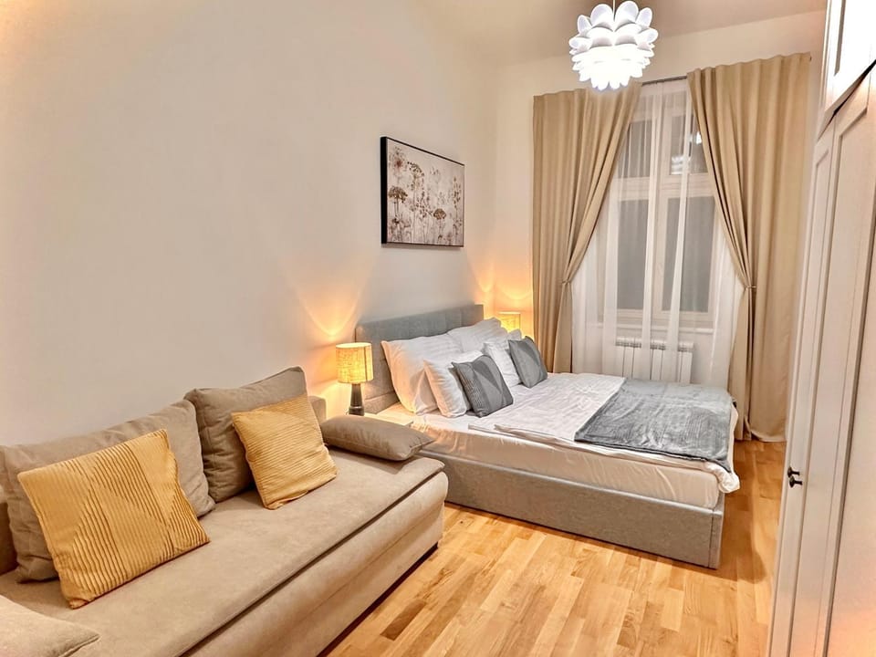 Bed, Photo of the whole room, Seating area, Bedroom