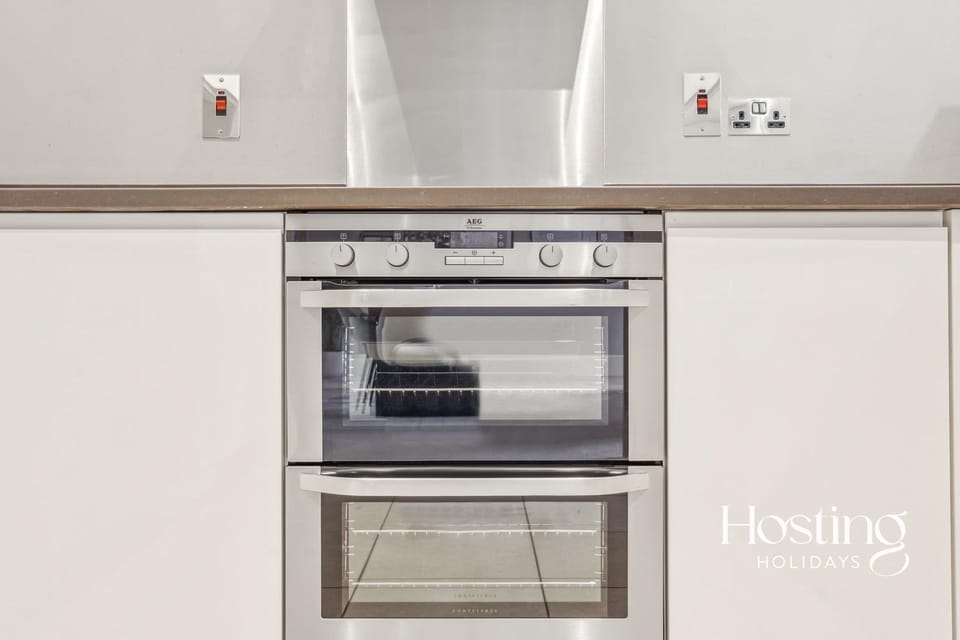 Kitchen or kitchenette, oven