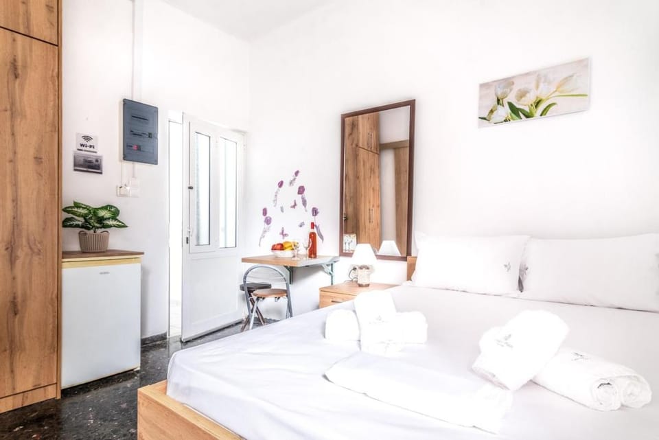 Bed, Dining area, wardrobe