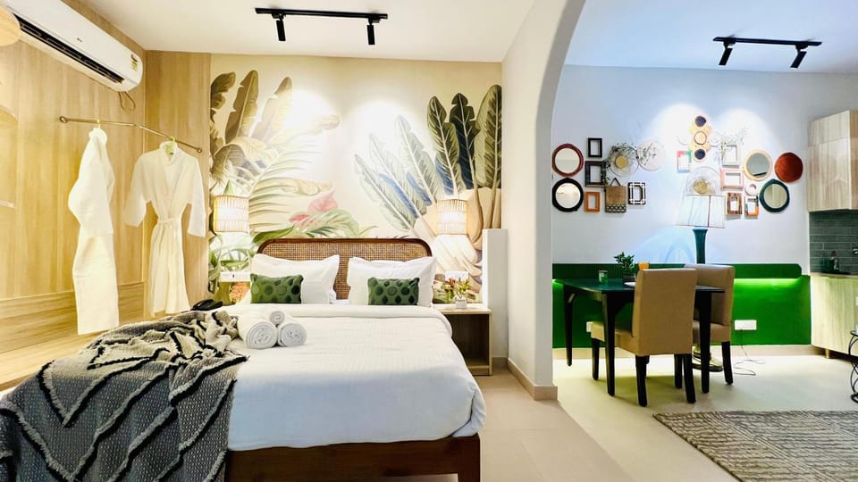 Bed, Seating area