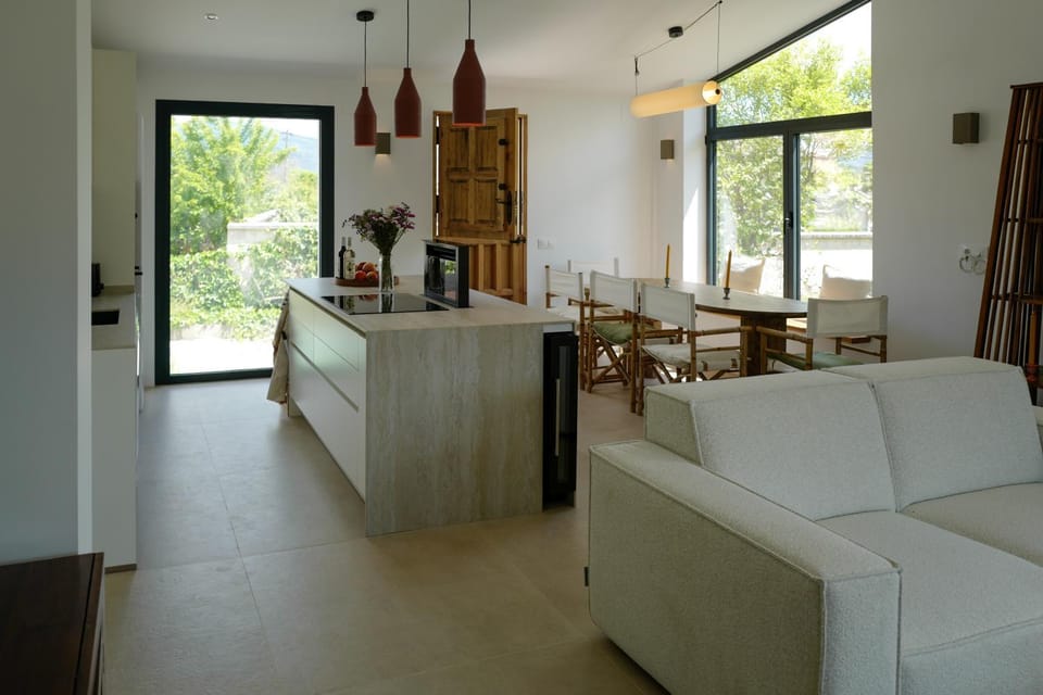 Kitchen or kitchenette, Seating area, Dining area