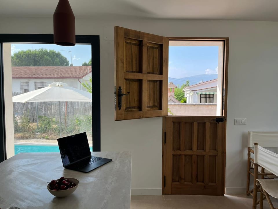 Dining area, Mountain view, Pool view