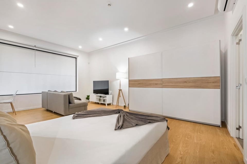 Bed, TV and multimedia, Living room, Bedroom, air conditioner