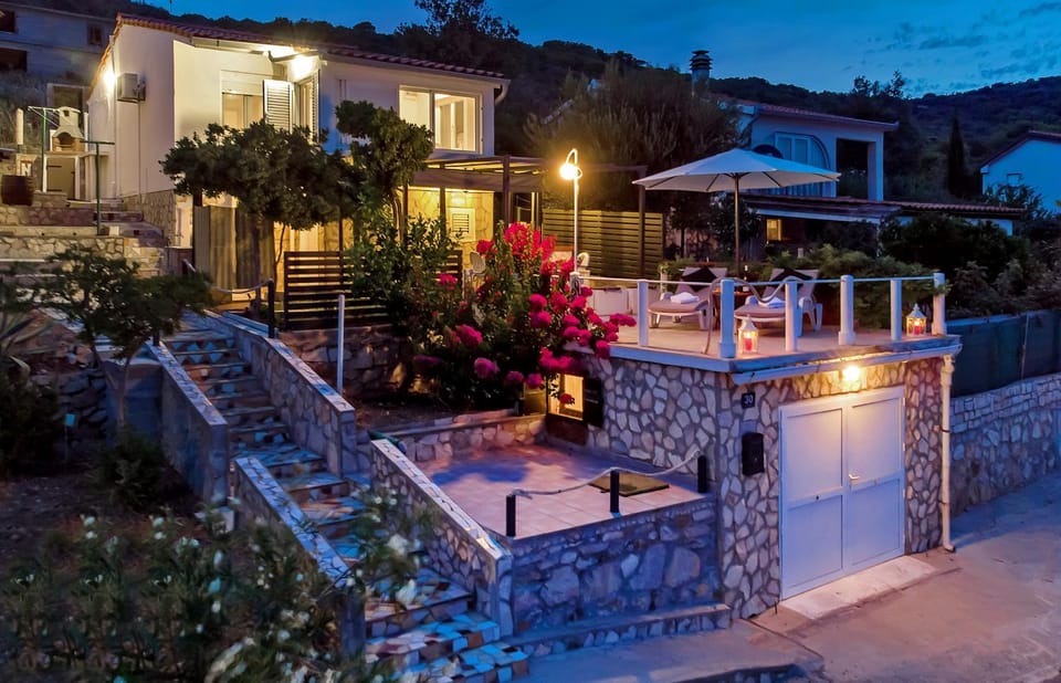 Patio, Facade/entrance, Night, BBQ facilities, Garden, Balcony/Terrace, Garden view, Garden view, Sea view, Alcoholic drinks, Non alcoholic drinks, Parking, fireplace, furniture, heating, internet, safe, stove, sunbed, towels, kitchen, air conditioner