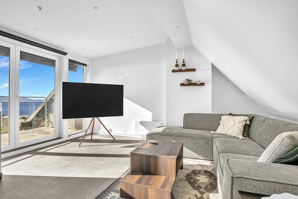 Communal lounge/ TV room, TV and multimedia, Living room, Seating area, Evening entertainment