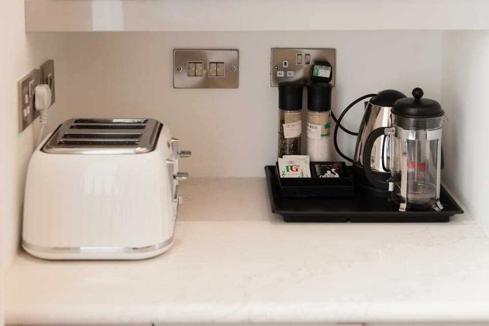 Coffee/tea facilities, toaster