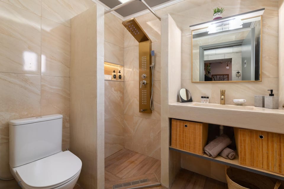 Shower, Toilet, Bathroom, towels