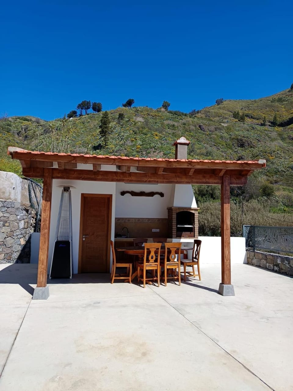 BBQ facilities, Balcony/Terrace, Dining area, Mountain view