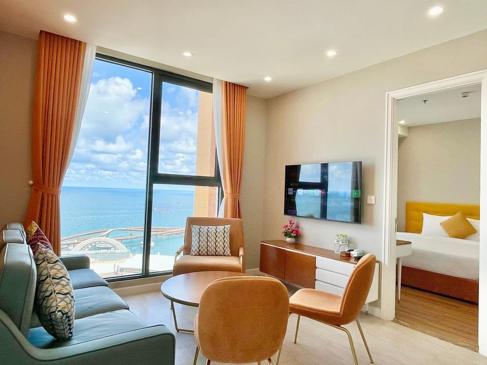 Communal lounge/ TV room, Bed, Natural landscape, TV and multimedia, Living room, Photo of the whole room, Seating area, Evening entertainment, Bedroom, Sea view