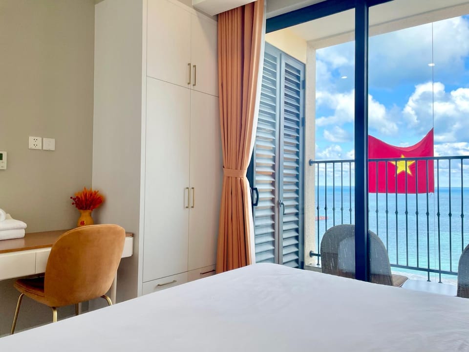 Bed, Natural landscape, View (from property/room), Balcony/Terrace, Photo of the whole room, Bedroom, Sea view