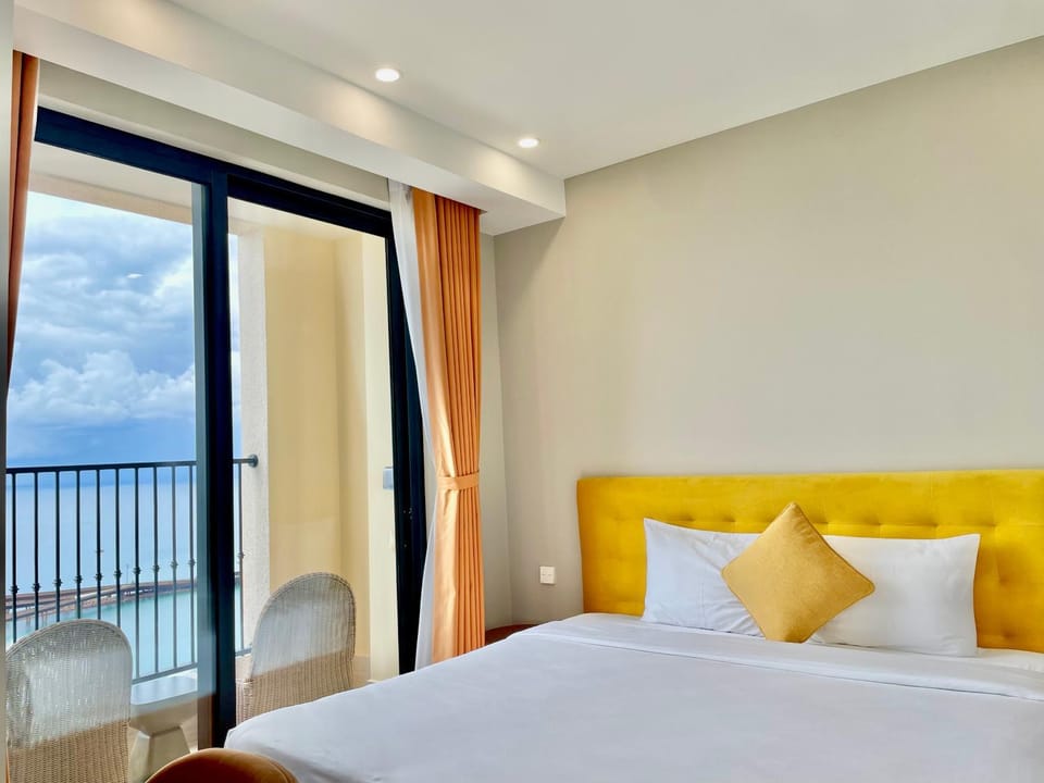 Bed, Natural landscape, View (from property/room), Balcony/Terrace, Photo of the whole room, Bedroom, Sea view
