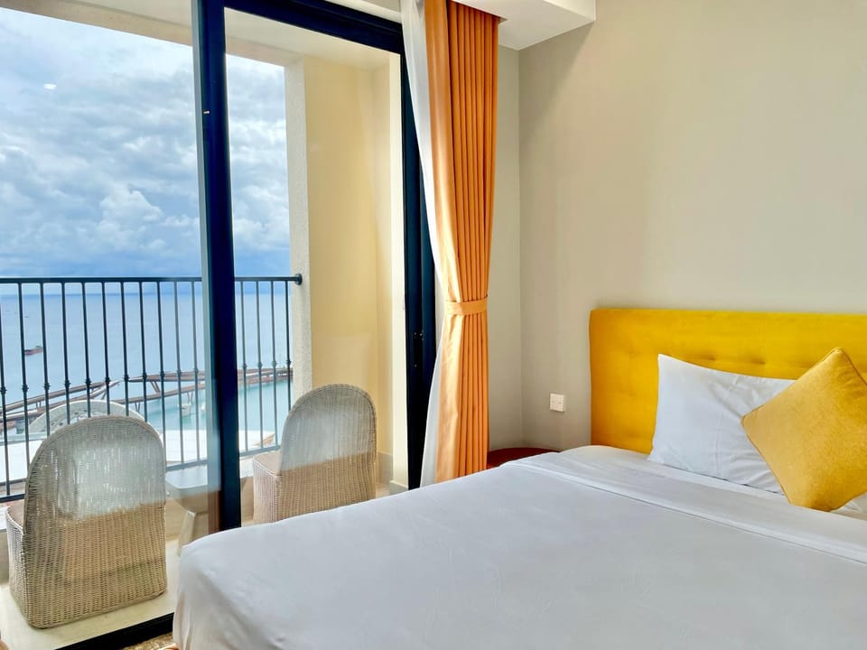 Bed, Natural landscape, View (from property/room), Balcony/Terrace, Photo of the whole room, Bedroom, Sea view
