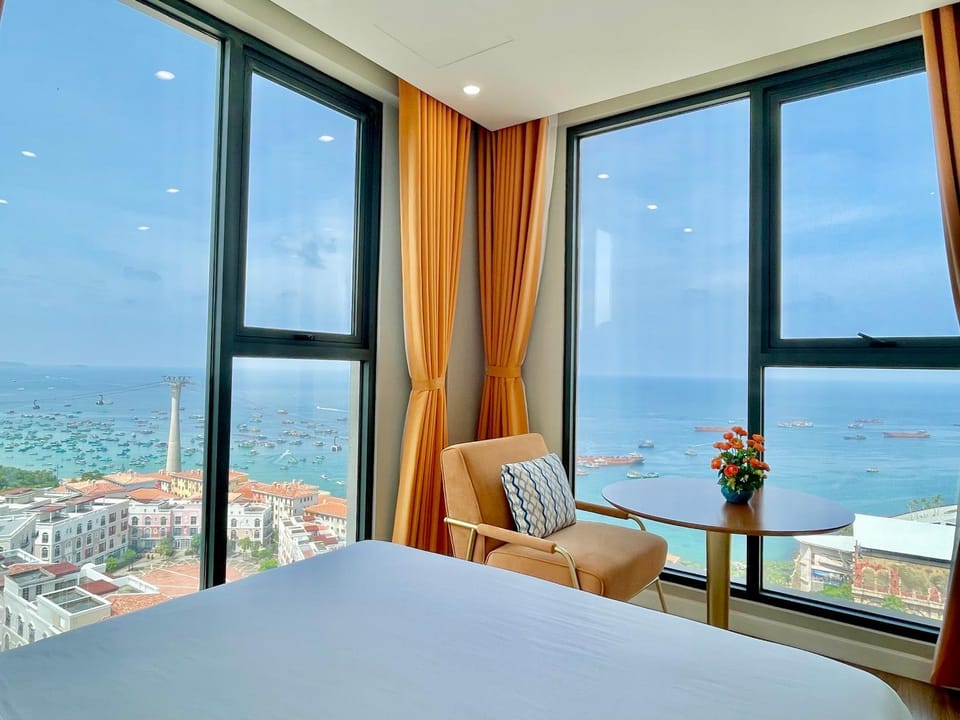 Bed, Day, Natural landscape, View (from property/room), Living room, Photo of the whole room, Seating area, Bedroom, City view, Sea view