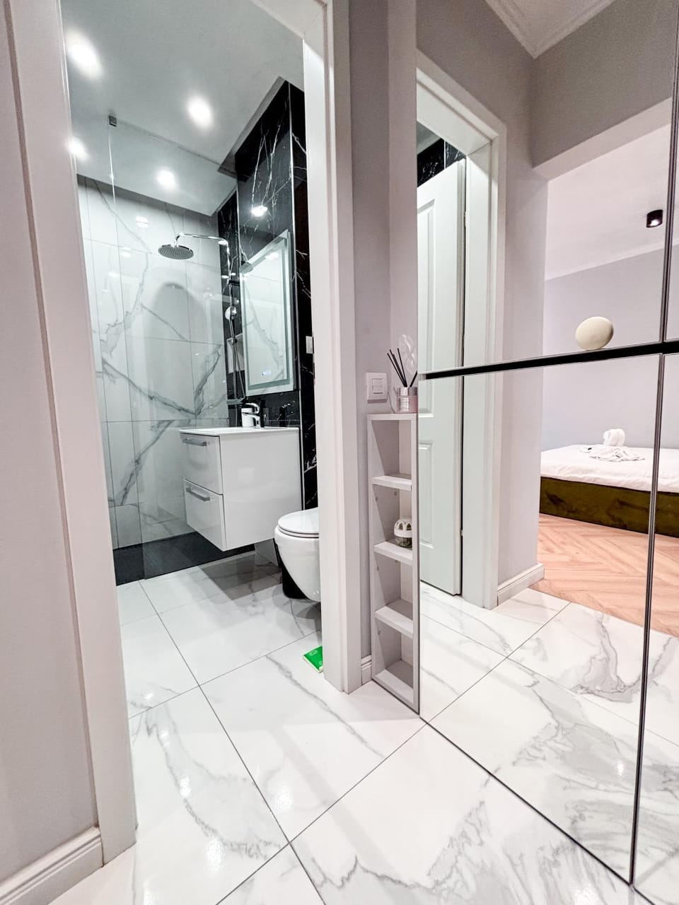 Camden Apart Walk in Shower, Smart TV, Queen Bed Apartment in Cluj-Napoca