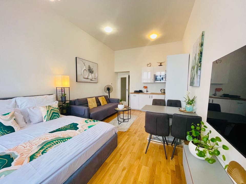 Communal lounge/ TV room, Bed, TV and multimedia, Kitchen or kitchenette, Living room, Photo of the whole room, Seating area, Dining area, Evening entertainment, Bedroom