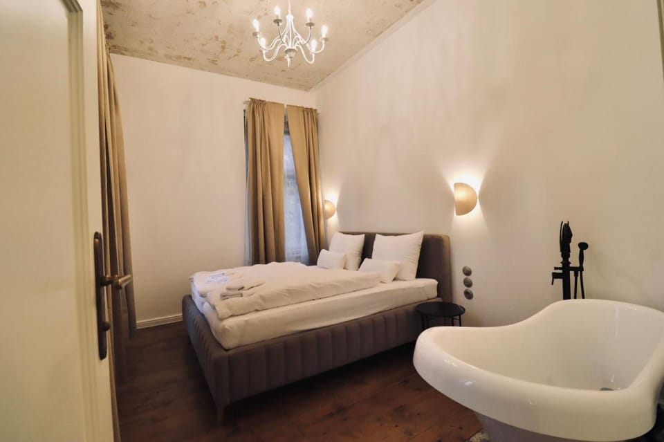 Bed, Bedroom, Bath