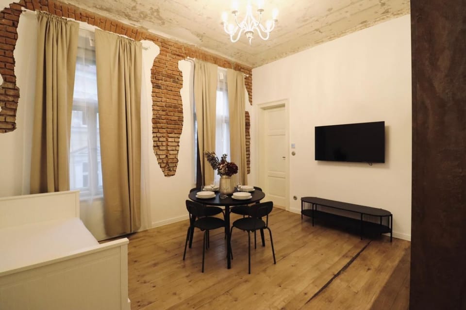 Photo of the whole room, Seating area