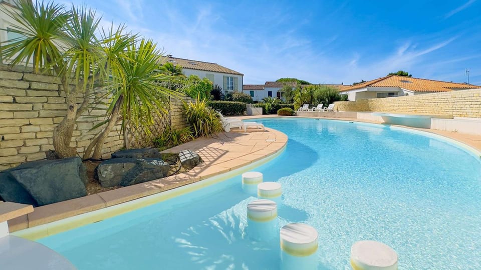 Pool view, Swimming pool, sunbed