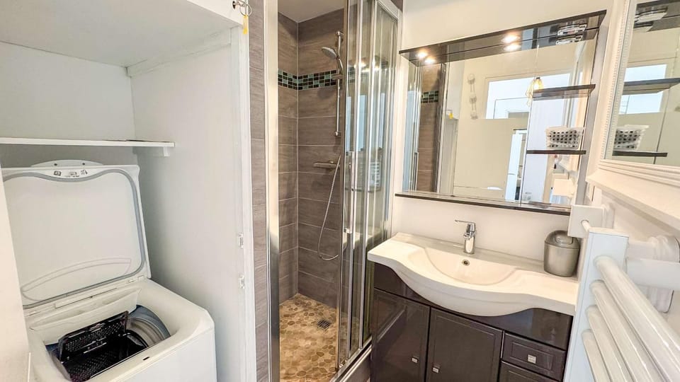 Shower, Bathroom, towels